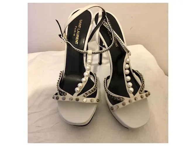 Saint Laurent Perla blanca y cadena Alice 105 Sandalias Blanco Hardware de plata 