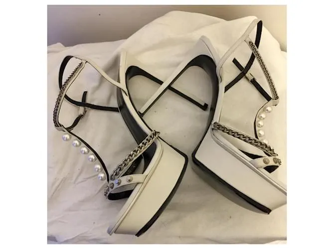 Saint Laurent Perla blanca y cadena Alice 105 Sandalias Blanco Hardware de plata 