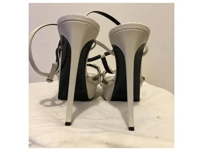 Saint Laurent Perla blanca y cadena Alice 105 Sandalias Blanco Hardware de plata 