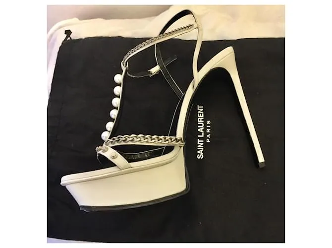 Saint Laurent Perla blanca y cadena Alice 105 Sandalias Blanco Hardware de plata 