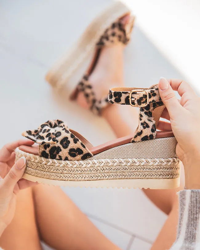 SANDALIA DE CUñA PARA MUJER DE CUERO ESTAMPADO DE LEOPARDO  MJNP98
