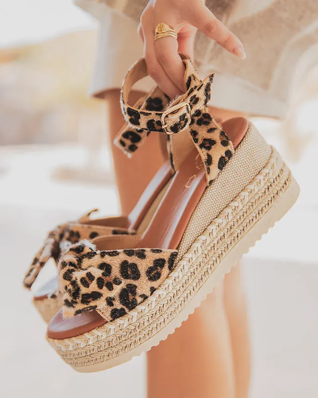 SANDALIA DE CUñA PARA MUJER DE CUERO ESTAMPADO DE LEOPARDO  MJNP98