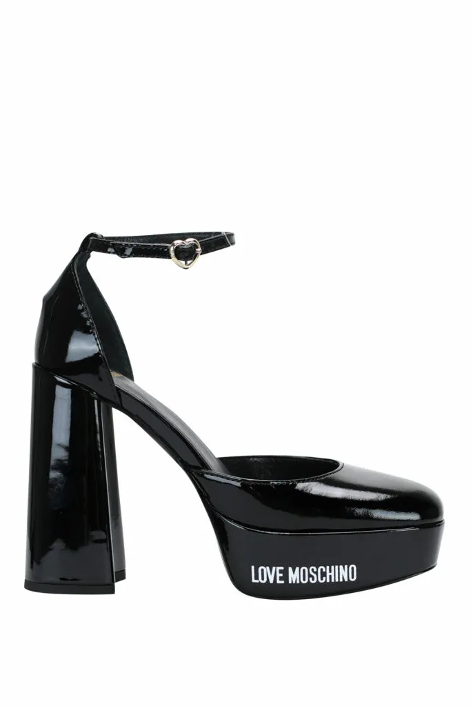 Tacones negros gruesos con plataforma y logo
