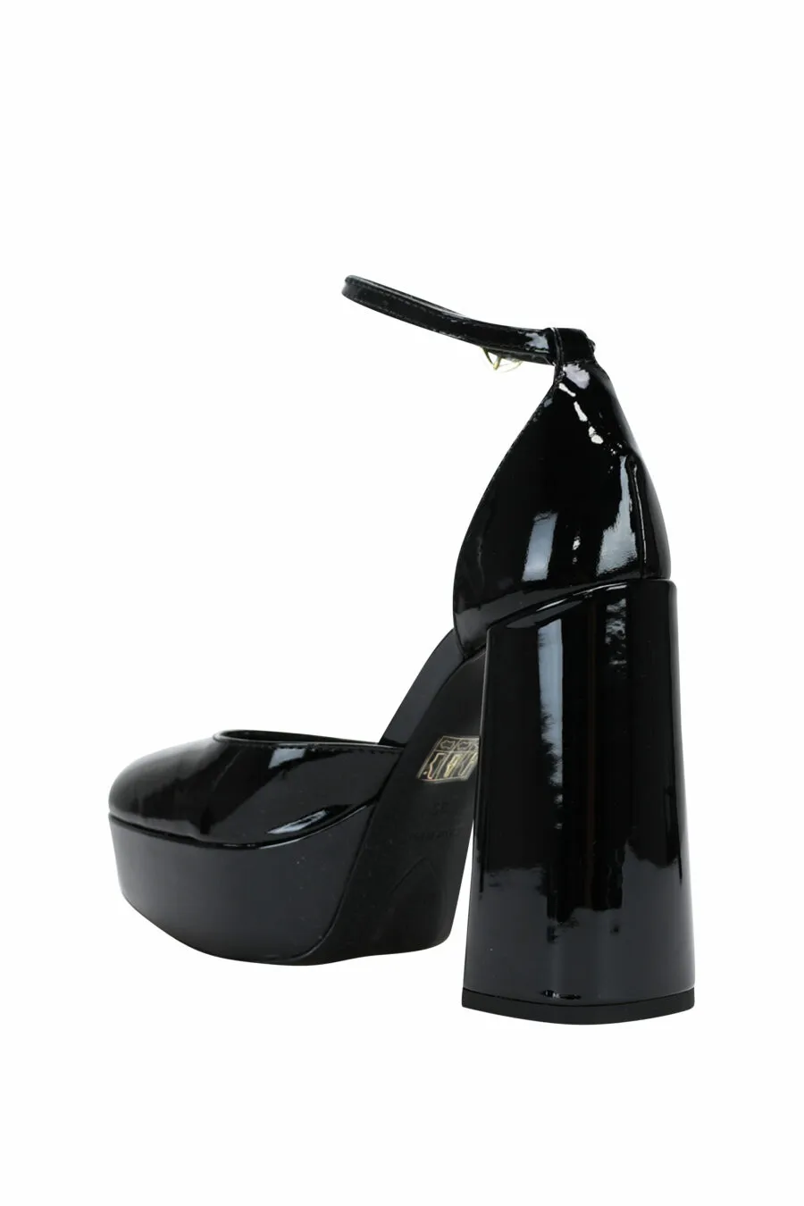 Tacones negros gruesos con plataforma y logo