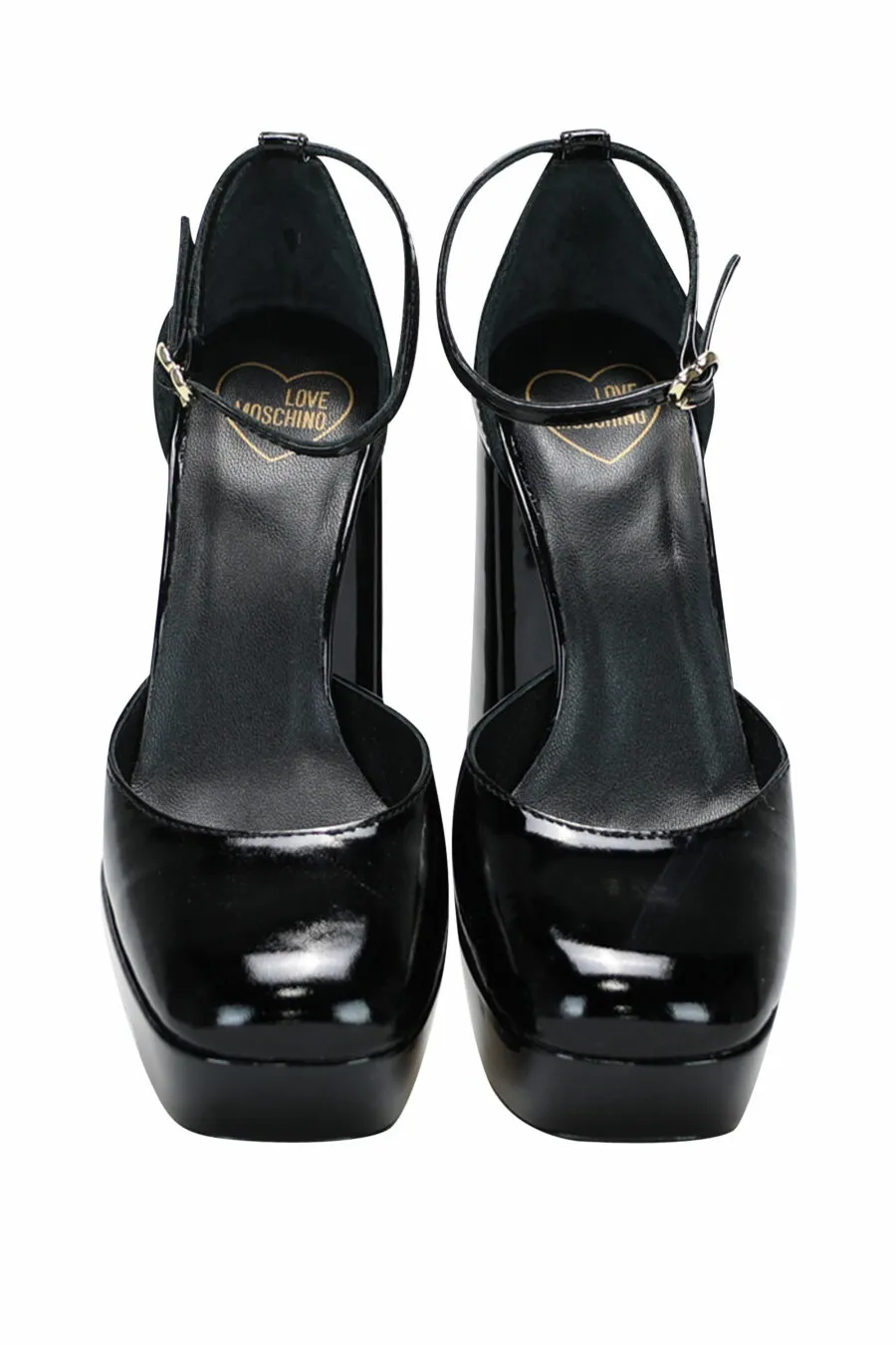 Tacones negros gruesos con plataforma y logo