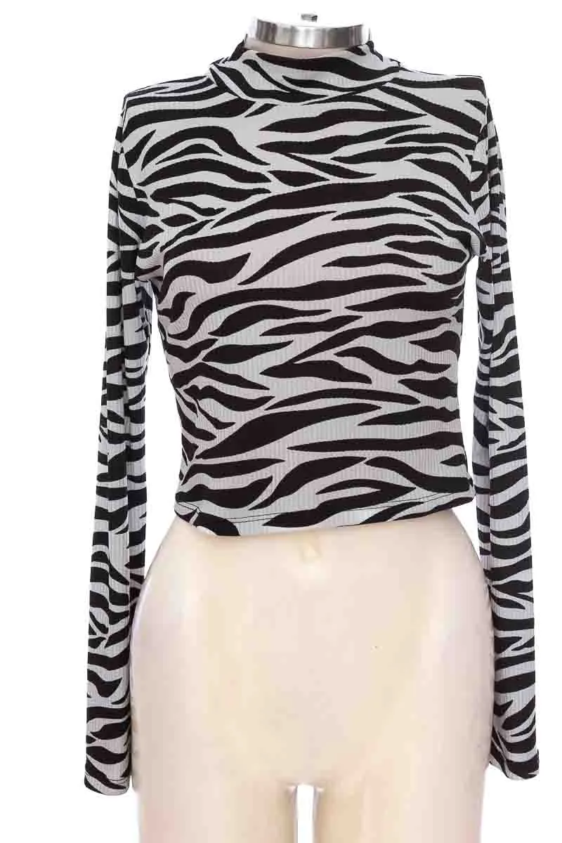 TOP / CAMISETA COLOR NEGRO  MAMASANTA