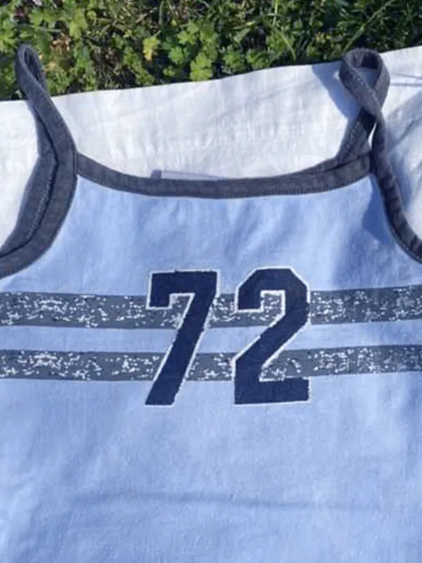 Top camisero con estampado de números en contraste