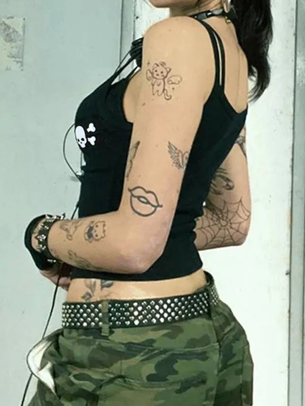 Top corto de tirantes negro con estampado de calaveras