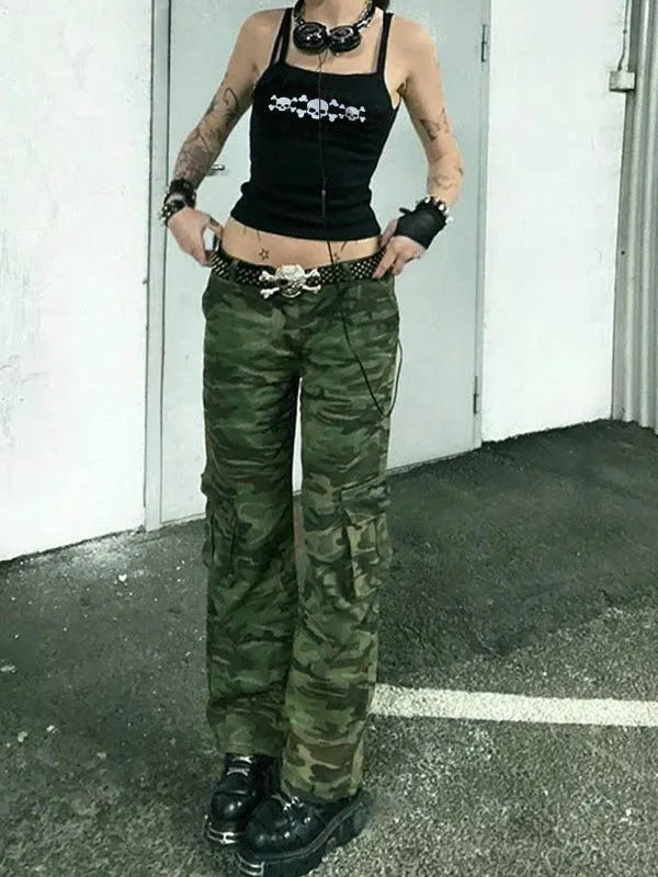 Top corto de tirantes negro con estampado de calaveras