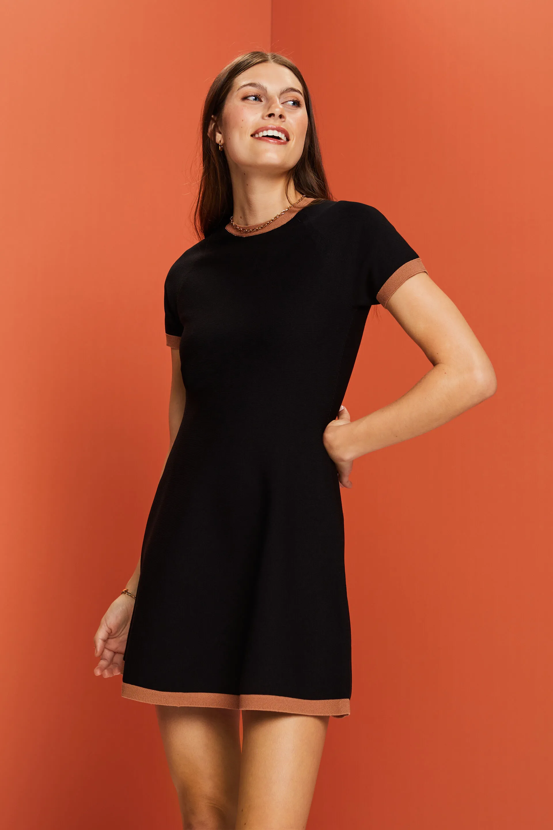Vestido de manga corta con tejido de punto