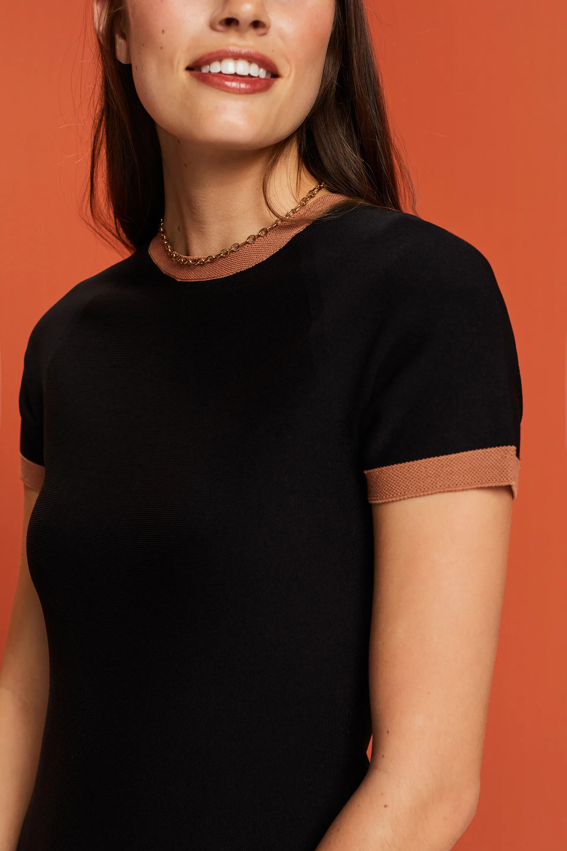 Vestido de manga corta con tejido de punto
