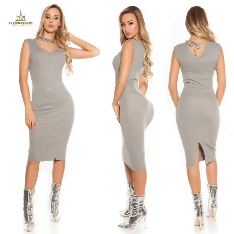 Vestido de punto gris con gargantilla