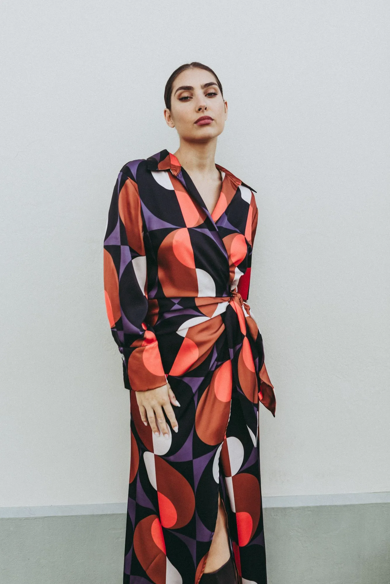 Vestido largo satinado estampado geometrico para mujer