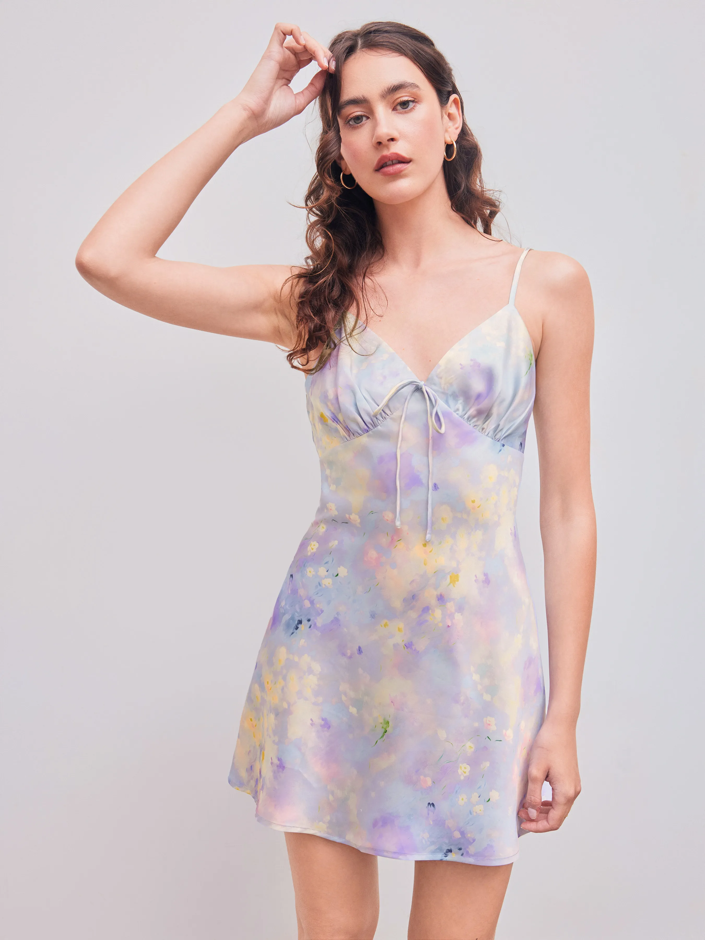 Vestido Mini de Satén con Cuello en V y Estampado Floral Tie Dye