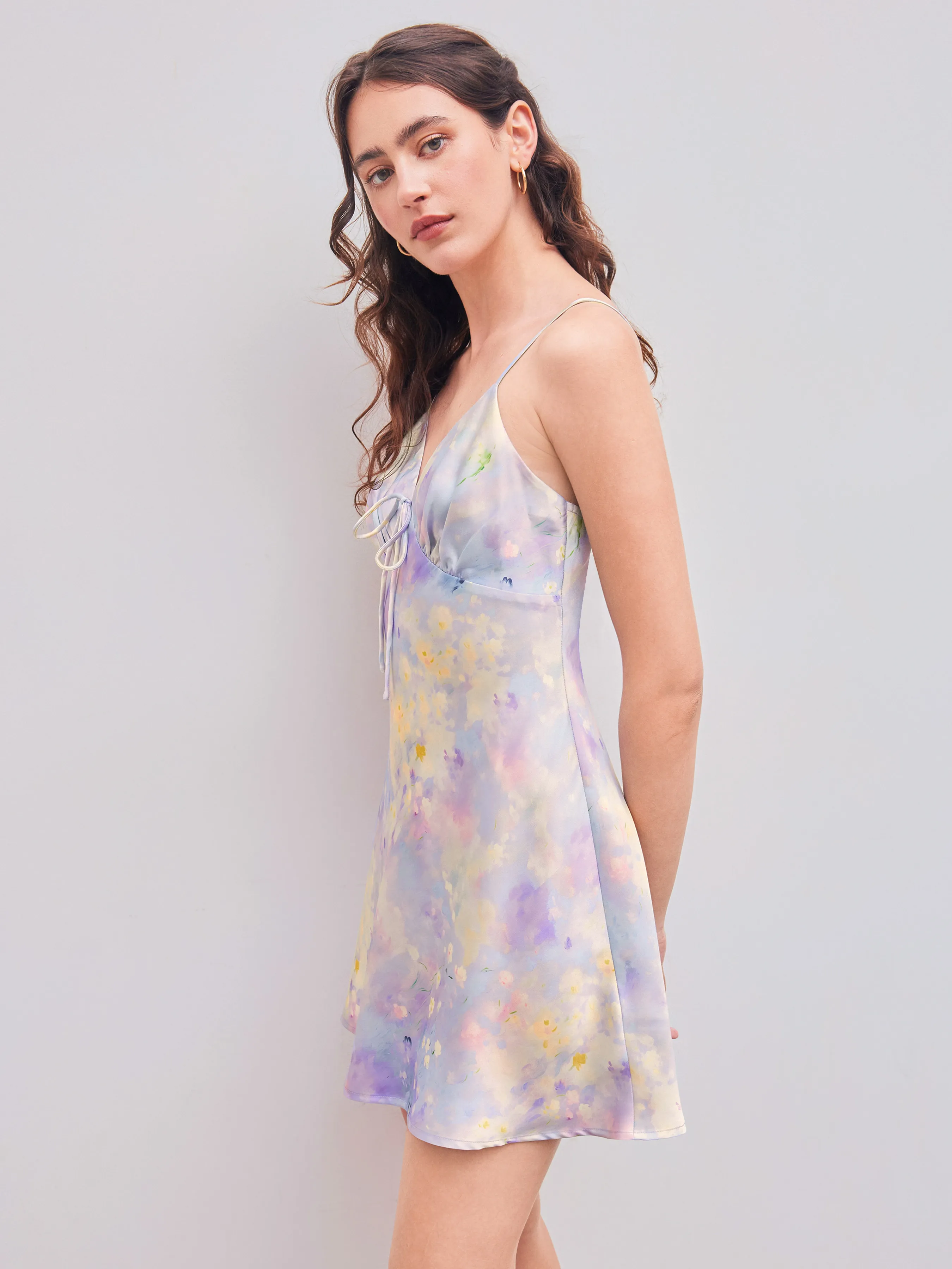 Vestido Mini de Satén con Cuello en V y Estampado Floral Tie Dye