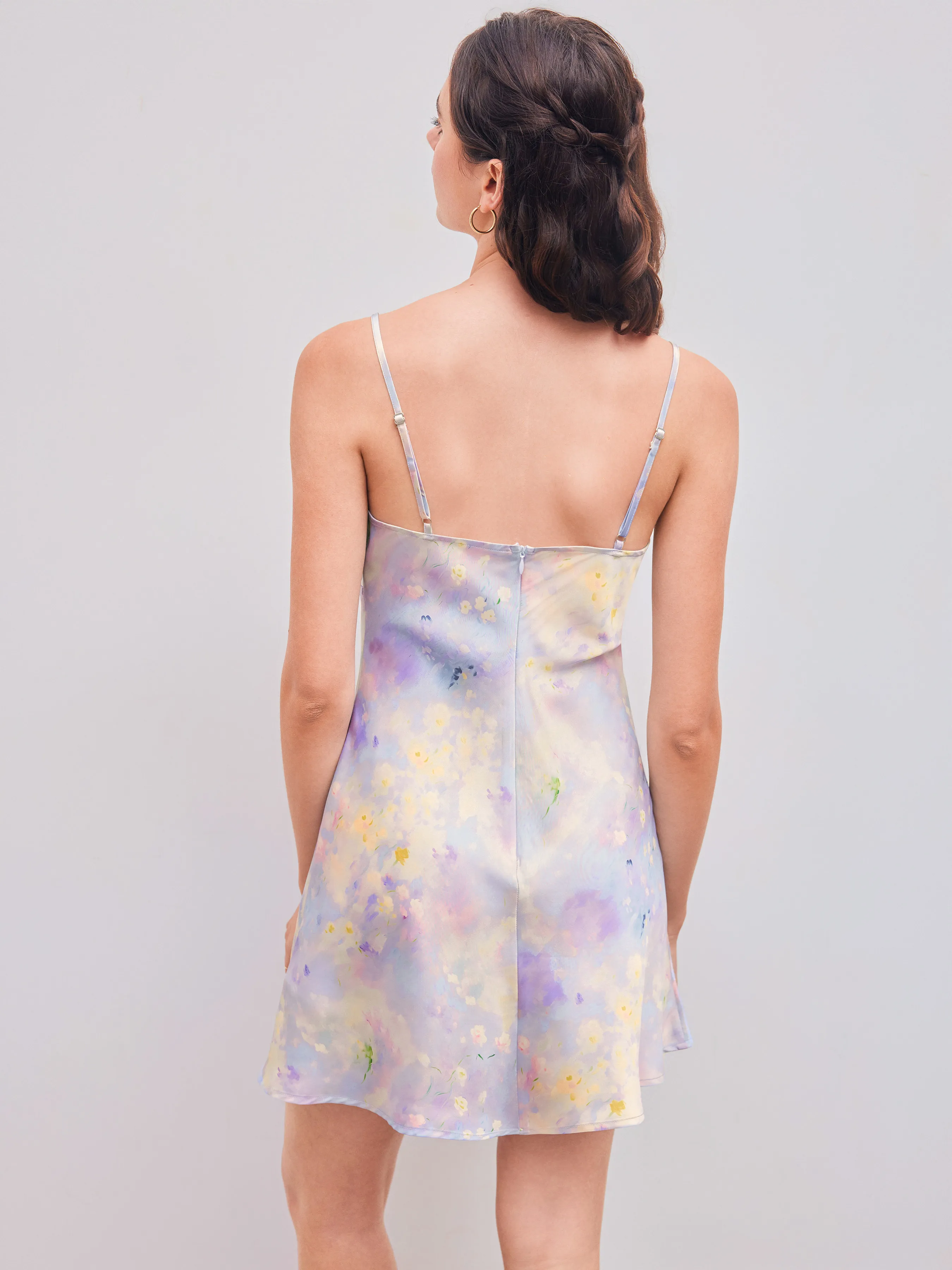 Vestido Mini de Satén con Cuello en V y Estampado Floral Tie Dye