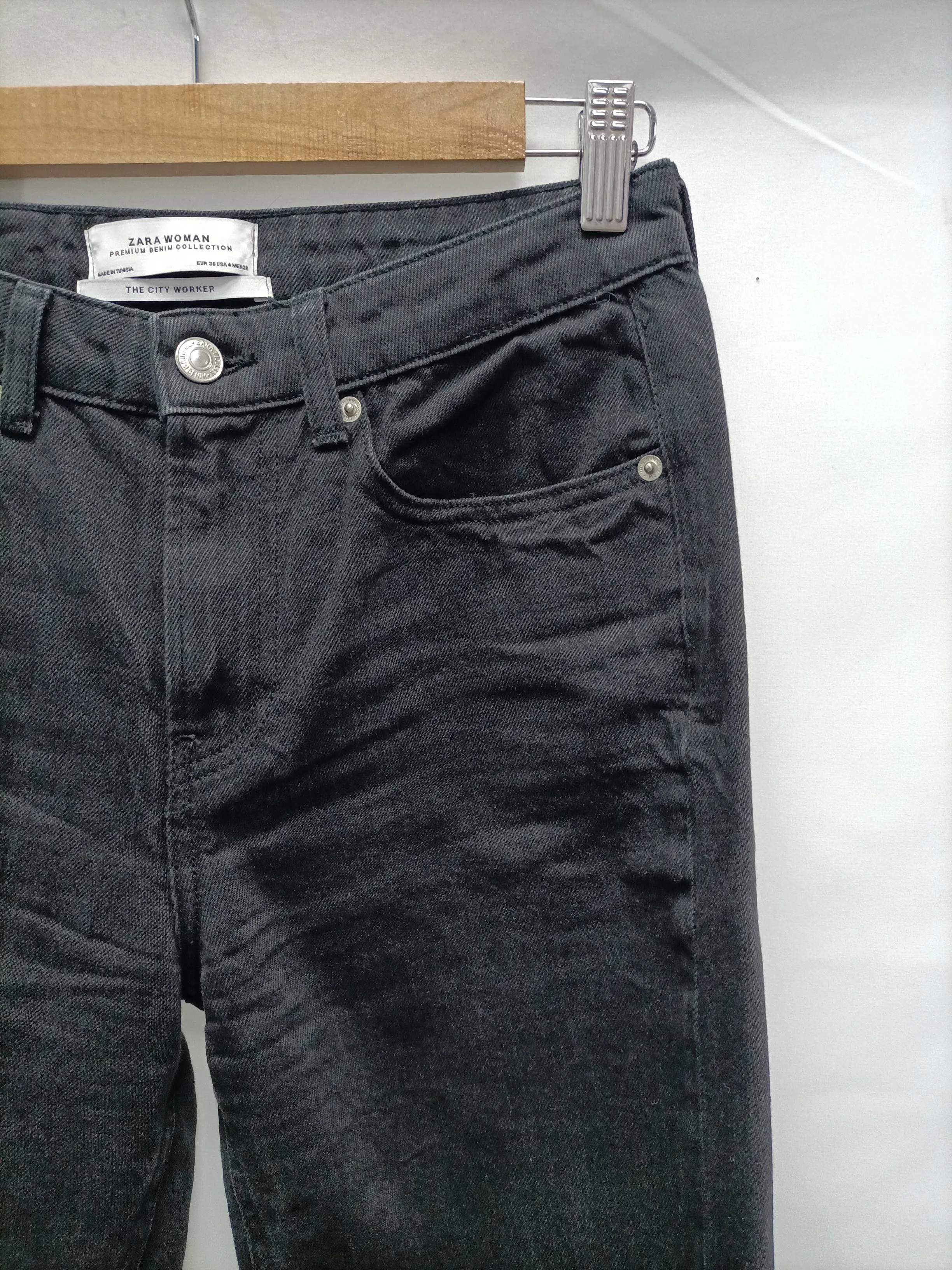 ZARA. Pantalón negro ancho T.36